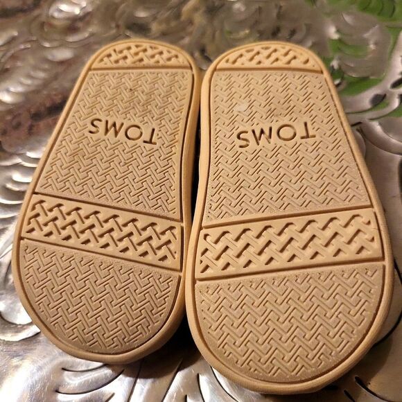 Tom's children size toddler 4, linen with leather strap around back, - Picture 6 of 8